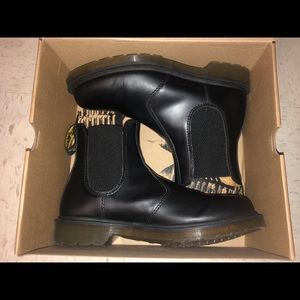 Dr. Martens 2976 Smooth Chelsea Boots